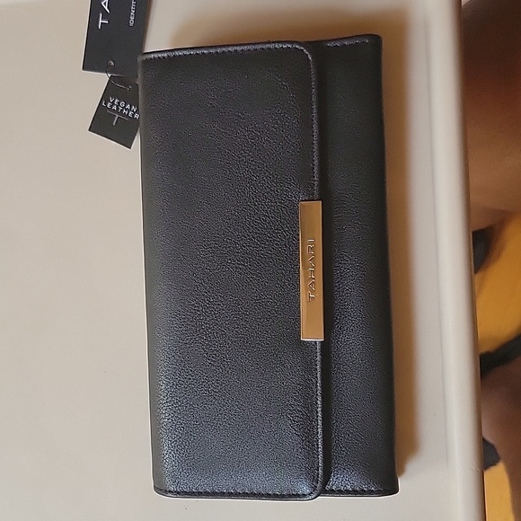 NWT TAHARI BLACK VEGAN LEATHER WALLET IDENTITY PROTECTIVE  LINING - Picture 1 of 7